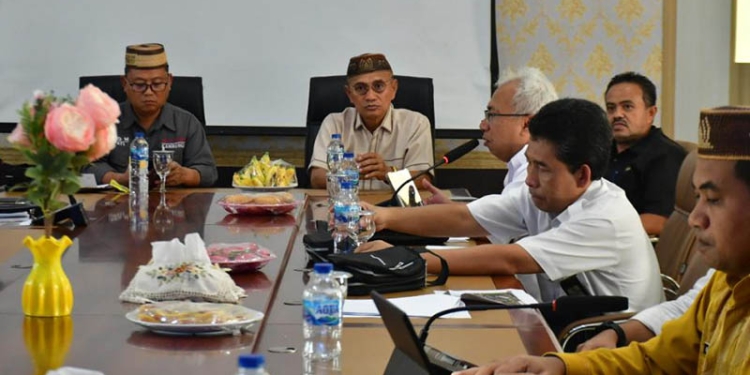Kedua Pimpinan Daerah Kabupaten Pohuwato dan Kabupaten Gorontalo Utara, Dihadiri Kepala Balai Jalan Provinsi Gorontalo, Kadis Pekerjaan Umum dan Penataan Ruang Provinsi Gorontalo, Membahas Nota Kesempatan, di Ruang Pola Kantor Bupati Pohuwato, Kamis 24/11/2022 (Istimewa)