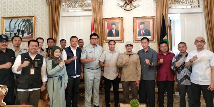 Jasa Raharja bersama satgas bencana BUMN gotong royong bantu masyarakat yang menjadi korban gempa Cianjur. Foto: istimewa