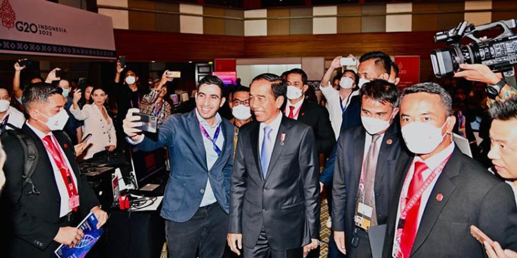 Presiden Joko Widodo mengunjungi Mangapura Hall, salah satu ruangan di Bali International Convention Center, jadi area kerja para jurnalis dari dalam dan luar negeri yang meliput kegiatan G20 di Bali.