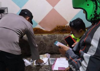 Aparat Polres Bone Bolango saat mengamankan barang bukti judi togel pada Operasi Pekat Otanaha, Rabu (16/11/2022) malam. (Foto Humas Polres Bone Bolango)