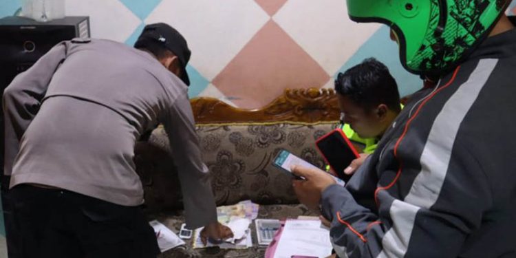 Aparat Polres Bone Bolango saat mengamankan barang bukti judi togel pada Operasi Pekat Otanaha, Rabu (16/11/2022) malam. (Foto Humas Polres Bone Bolango)