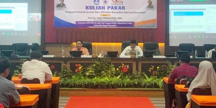 Ketua KASN Prof Dr. Agus Pramusinto, MDA memberikan materi pada kuliah pakar 'Mengawal Pemilukada Serentak Tahun 2024 dalam mewujudkan Good Local Government', Jumat (18/11/2022) di Gedung Pascarjana Universitas Negeri Gorontalo. (Dok. UNG)
