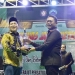 Penyerahan piala bergilir festival budaya Jaton ke 16 dari Kontingen dari Tondano, Sulawesi Utara diserahkan kepada Penjagub Hamka Hendra Noer, saat pembukaan Musyawarah Nasional Kerukunan Keluarga Jaton Indonesia (KKJI) ke-tiga yang dilaksanakan di Kampung Jawa Yosonegoro, Kecamatan Limboto, Kabupaten Gorontalo, Jumat malam (14/10/2022). Foto – Nova