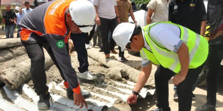 Penjagub Gorontalo, Hamka Hendra Noer (kanan), memeriksa aramco yang digunakan untuk saluran kanal banjir Tanggidaa, Sabtu (15/10/2022). (Foto : Haris)