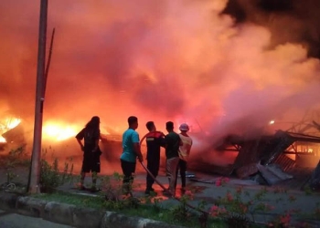 Kebakaran yang melanda lapak pedagang di Jalan Trans Sulawesi Boalemo