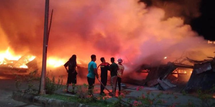Kebakaran yang melanda lapak pedagang di Jalan Trans Sulawesi Boalemo