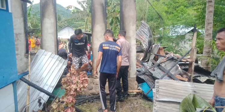 Kebakaran yang melanda sebuah rumah warga di Desa Kaidundu, Kecamatan Bulawa, Kabupaten Bone Bolango, Rabu (30/11/2022)