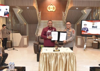 Penandatanganan kerja sama antara Polda Gorontlao dan UNG tentang penyelenggaraan pengembangan sumber daya, penelitian dan pengabdian kepada masyarakat dan pengembangan kelembagaan pada Kamis, (3/11/2022) di Mapolda Gorontalo. (Dok. UNG)