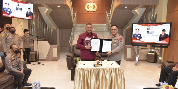 Penandatanganan kerja sama antara Polda Gorontlao dan UNG tentang penyelenggaraan pengembangan sumber daya, penelitian dan pengabdian kepada masyarakat dan pengembangan kelembagaan pada Kamis, (3/11/2022) di Mapolda Gorontalo. (Dok. UNG)