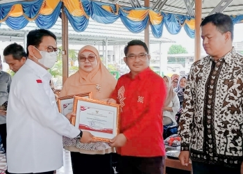 Kepala Dinas Pangan Kabupaten, Refly Basir, Menerima Penghargaan Terbaik Yang Diberikan Langsung PJ Gubernur Gorontalo, Hamka Hendra Noer, di Halaman Kampus Universitas Bina Mandiri, Sabtu 05/11/2022 (Istimewa)