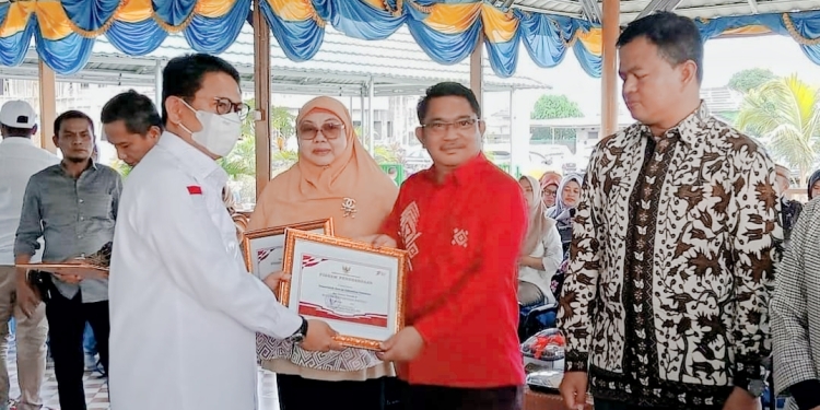 Kepala Dinas Pangan Kabupaten, Refly Basir, Menerima Penghargaan Terbaik Yang Diberikan Langsung PJ Gubernur Gorontalo, Hamka Hendra Noer, di Halaman Kampus Universitas Bina Mandiri, Sabtu 05/11/2022 (Istimewa)