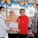Kepala Dinas Pangan Kabupaten, Refly Basir, Menerima Penghargaan Terbaik Yang Diberikan Langsung PJ Gubernur Gorontalo, Hamka Hendra Noer, di Halaman Kampus Universitas Bina Mandiri, Sabtu 05/11/2022 (Istimewa)