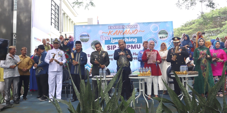 Pemanfaatan aplikasi SIP HPMU sendiri dilaunching secara resmi Bupati Hamim Pou, Wakil Bupati Merlan S. Uloli, Sekda Ishak Ntoma, dan Forkopimda Bone Bolango disela kegiatan Fashion Show Karawo dalam rangka memeriahkan Hari Pahlawan 10 November ke-77 tahun 2022, di kompleks Kantor Bupati Bone Bolango, Kamis (10/11/2022). (Foto AKP/Diskominfo)