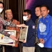 Deputi Reformasi Birokrasi Kemenpar-RB saat menyerahkan piagam penghargaan kepada Aparatur Sipil Negara (ASN) Provinsi Gorontalo pada kegiatan BerAKHLAK Award bertempat di Ballroom Hotel Aston,Jumat (14/10/2022). (Foto – Nova)
