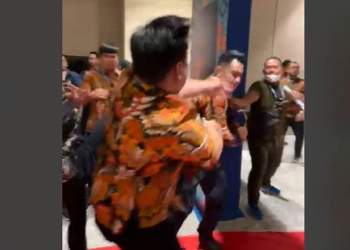 Peserta Munas HIPMI di Solo terlibat baku tinju dan tendang. (tangkapan layar)