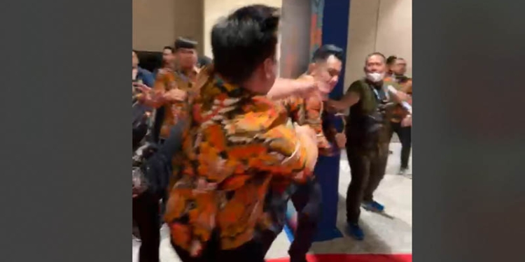 Peserta Munas HIPMI di Solo terlibat baku tinju dan tendang. (tangkapan layar)