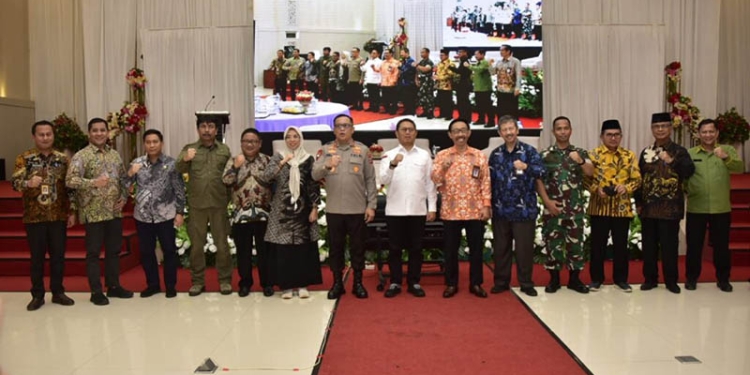 njagub Hamka (kemeja putih) didampingi Ketua KASN (batik orange) bersama Forkopimda Gorontalo pada kegiatan penguatan peran pemerintah dalam menjamin netralitas ASN, dalam menyukseskan Pemilu dan Pilkada serentak tahun 2024, Jumat (18/11/2022).(Diskominfo Provinsi Gorontalo)