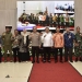 njagub Hamka (kemeja putih) didampingi Ketua KASN (batik orange) bersama Forkopimda Gorontalo pada kegiatan penguatan peran pemerintah dalam menjamin netralitas ASN, dalam menyukseskan Pemilu dan Pilkada serentak tahun 2024, Jumat (18/11/2022).(Diskominfo Provinsi Gorontalo)