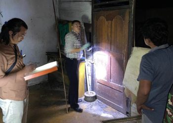 Personel Kepolisian melakuan olah tempat kejadian perkara terkait penemuan seorang warga wanggarasi yang ditemukan tewas bersimbah darah di rumahnya, Selasa (22/11/2022).