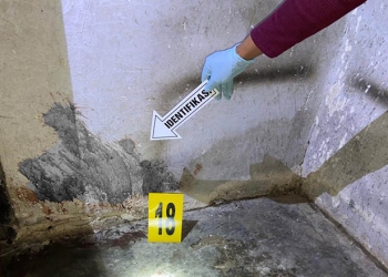 Petugas Kepolisian melakukan olah TKP terkait kejadian warga Wonggarasi yang ditemukan dalam keadaan bersimbah darah di rumahnya.