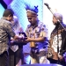 Penjabat Gubernur Gorontalo Hamka Hendra Noer saat menyerahkan plakat kepada peserta dari Provinsi Papua Barat sebagai juara favorit stand pameran penilaian dari Kementrian Pemuda dan Olahraga. (Foto : Alfred)
