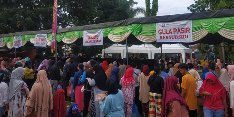 Pasar Murah Yang Dilaksanakan Pemerintah Provinsi Gorontalo, bertempat di Lapangan Ormas Pohuwato, Senin 28/11/2022 (Yusuf/Gopos)