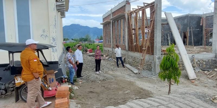 Anggota DPRD Provinsi Gorontalo meninjau pembangunan Gedung TUK Badan Diklat pada masa reses persidangan pertama, Rabu (2/10/2022). (istimewa)