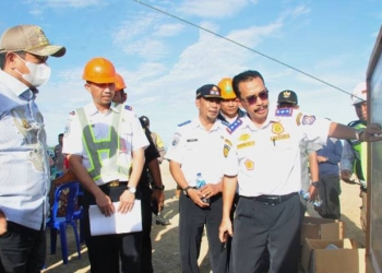 Kadis Perhubungan, Jamal Nganro (kanan), menjelaskan pekerjaan pembangunan Bandara Pohuwato kepada Penjagub Gorontalo, Hamka Hendra Noer (kiri), pada peninjauan pekerjaan di Desa Imbodu, Kecamatan Randangan, Kabupaten Pohuwato, Kamis (13/10/2022). (Foto : Haris)