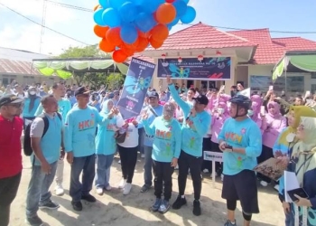 Bupati Bone Bolango Hamim Pou bersama Dinas Kesehatan dan peserta mencanangkan Hari Kesehatan Nasional Tingkat Kabupaten Bone Bolango, Sabtu (5/11/2022) (muhajir/gopos)