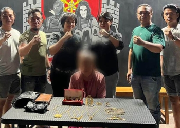 Terduga pelaku pencurian ZH diamankan Tim Resmob Polda Gorontalo bersama barang bukti berupa perhiasan emas. (Polda Gorontalo)