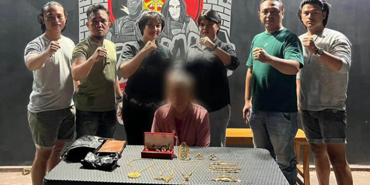 Terduga pelaku pencurian ZH diamankan Tim Resmob Polda Gorontalo bersama barang bukti berupa perhiasan emas. (Polda Gorontalo)