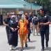 ZH digiring personel Polda Gorontalo untuk dihadirkan pada konferensi pers pengungkapan kasus pencurian perhiasan emas total 300 gram oleh Polda Gorontalo, Selasa (1/11/2022). (sari/gopos)