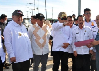 Penjagub Gorontalo, Hamka Hendra Noer (tengah), meninjau dermaga Pelabuhan Tilamuta, Rabu (12/10/2022). Tahun 2023, dermaga Pelabuhan Tilamuta akan dikembangkan sepanjang 61 meter dengan anggaran mencapai Rp51 miliar. (Foto : Haris)