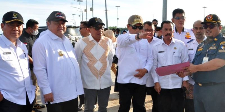 Penjagub Gorontalo, Hamka Hendra Noer (tengah), meninjau dermaga Pelabuhan Tilamuta, Rabu (12/10/2022). Tahun 2023, dermaga Pelabuhan Tilamuta akan dikembangkan sepanjang 61 meter dengan anggaran mencapai Rp51 miliar. (Foto : Haris)