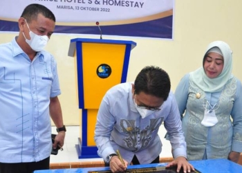 Penjagub Gorontalo, Hamka Hendra Noer (tengah), menandatangani prasasti peresmian Sunrise Hotel’s & Homestay di Kecamatan Marisa, Kabupaten Pohuwato, Kamis (13/10/2022). (Foto : Haris)