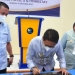 Penjagub Gorontalo, Hamka Hendra Noer (tengah), menandatangani prasasti peresmian Sunrise Hotel’s & Homestay di Kecamatan Marisa, Kabupaten Pohuwato, Kamis (13/10/2022). (Foto : Haris)