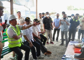 Penjagub Gorontalo, Hamka Hendra Noer (kedua kiri), meminta penjelasan dari konsultan terkait progres pekerjaan Jalan JA. Katili, Sabtu (15/10/2022). (Foto : Haris)