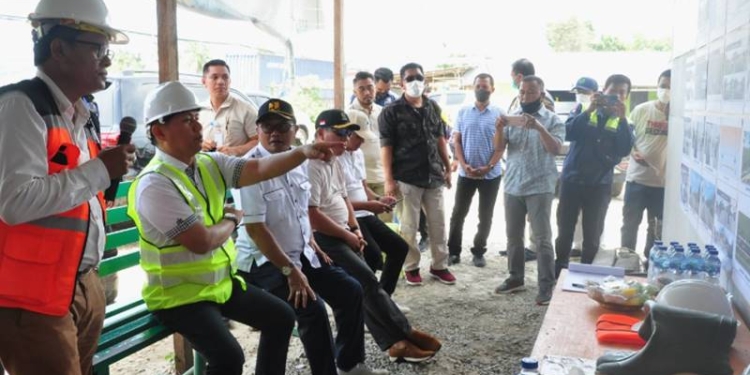 Penjagub Gorontalo, Hamka Hendra Noer (kedua kiri), meminta penjelasan dari konsultan terkait progres pekerjaan Jalan JA. Katili, Sabtu (15/10/2022). (Foto : Haris)
