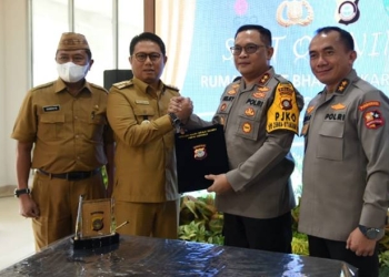 Penjagub Hamka Hendra Noer didampingi Kapusdokkes Polri dan Kadis PUPR menyerahkan naskah perjanjian hibah kepada Kapolda Gorontalo pada Soft Opening Rumah Sakit Bhayangkara Tingkat III Gorontalo, Senin (10/10/2022). RS Bhayangkara Presisi Polda Gorontalo merupakan salah satu dari 57 rumah sakit Bhayangkara Pusdokkes Polri yang akan memperkuat pelayanan kesehatan anggota Polri dan masyarakat di daerah Gorontalo. (Foto: Ryan)