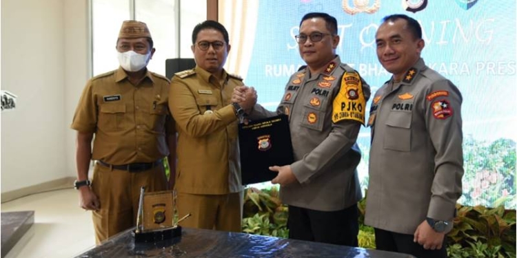 Penjagub Hamka Hendra Noer didampingi Kapusdokkes Polri dan Kadis PUPR menyerahkan naskah perjanjian hibah kepada Kapolda Gorontalo pada Soft Opening Rumah Sakit Bhayangkara Tingkat III Gorontalo, Senin (10/10/2022). RS Bhayangkara Presisi Polda Gorontalo merupakan salah satu dari 57 rumah sakit Bhayangkara Pusdokkes Polri yang akan memperkuat pelayanan kesehatan anggota Polri dan masyarakat di daerah Gorontalo. (Foto: Ryan)