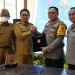 Penjagub Hamka Hendra Noer didampingi Kapusdokkes Polri dan Kadis PUPR menyerahkan naskah perjanjian hibah kepada Kapolda Gorontalo pada Soft Opening Rumah Sakit Bhayangkara Tingkat III Gorontalo, Senin (10/10/2022). RS Bhayangkara Presisi Polda Gorontalo merupakan salah satu dari 57 rumah sakit Bhayangkara Pusdokkes Polri yang akan memperkuat pelayanan kesehatan anggota Polri dan masyarakat di daerah Gorontalo. (Foto: Ryan)