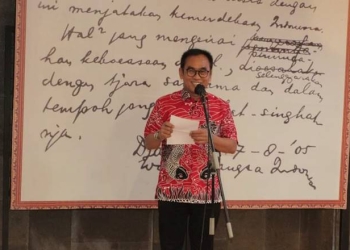 Wakil Wali Kota Blitar, Tjutjuk Sunario saat menyampaikan sambutan dalam Pameran Fotografi di UPT Perpustakaan Bung Karno, Jum'at (25/11/2022). (foto: dok. Pemkot Blitar)