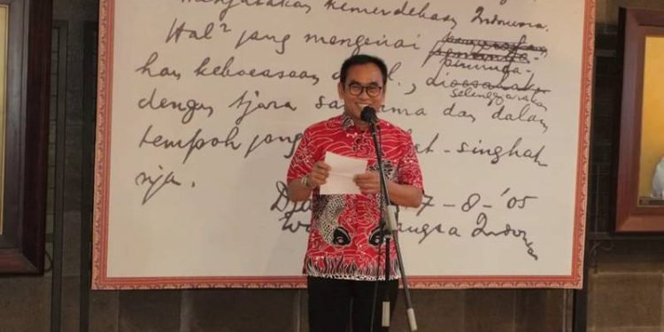 Wakil Wali Kota Blitar, Tjutjuk Sunario saat menyampaikan sambutan dalam Pameran Fotografi di UPT Perpustakaan Bung Karno, Jum'at (25/11/2022). (foto: dok. Pemkot Blitar)