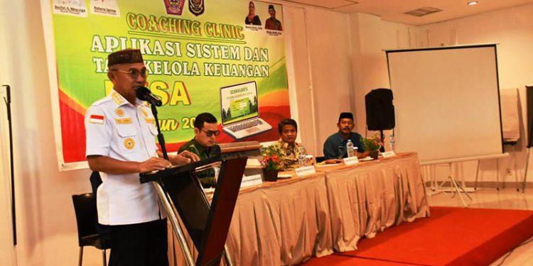 Bupati Pohuwato, Saipul Mbuinga, Memberikan Sambutan Pembukaan Coaching Clinic Aplikasi Sistem dan Tata Kelola Keuangan Desa, di Hotel Amaris Kota Gorontalo, Rabu 23/11/2022 (Istimewa)