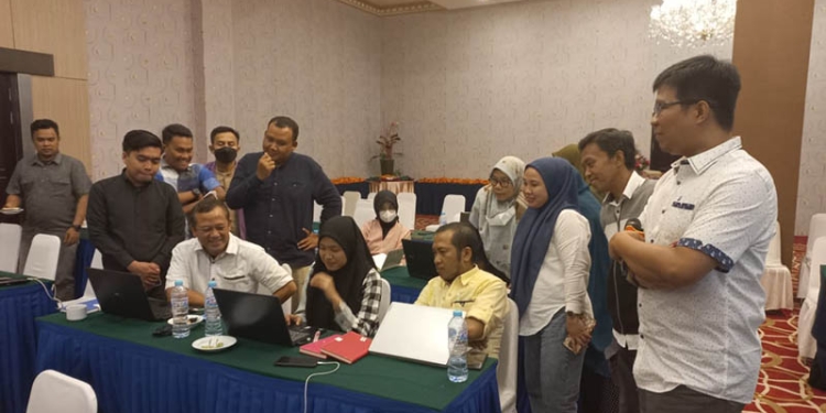 Peserta sekolah literasi pemberitaan penyelenggaraan Pemilu melakukan cek fakta menggunakan tools untuk menelusuri kebenaran informasi. (hasan/gopos)