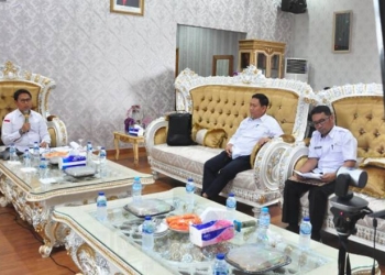 Penjagub Gorontalo, Hamka Hendra Noer (kiri) memberikan pernyataan dukungan terhadap Proper dia pejabat Pemprov Gorontalo yang mengikuti Pelatihan Kepemimpinan Nasional Tingkat I, di ruangan terminal lama Bandara Djalaludin, Rabu (12/10/2022).