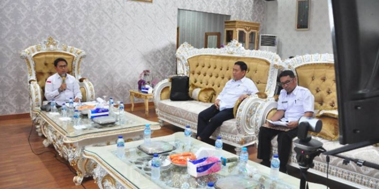 Penjagub Gorontalo, Hamka Hendra Noer (kiri) memberikan pernyataan dukungan terhadap Proper dia pejabat Pemprov Gorontalo yang mengikuti Pelatihan Kepemimpinan Nasional Tingkat I, di ruangan terminal lama Bandara Djalaludin, Rabu (12/10/2022).