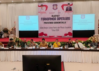 Penjabat Gubernur Gorontalo, Hamka Hendra Noer (tengah), memimpin pelaksanaan Rapat Forkopimda Provinsi Gorontalo, Senin (8/11/2022). (Putra/gopos)