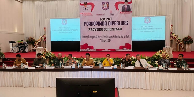 Penjabat Gubernur Gorontalo, Hamka Hendra Noer (tengah), memimpin pelaksanaan Rapat Forkopimda Provinsi Gorontalo, Senin (8/11/2022). (Putra/gopos)