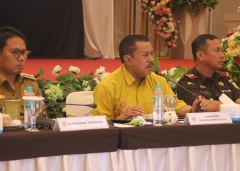 Ketua DPRD Provinsi Gorontalo, Paris RA Jusuf (tengah) menghadiri rapat Forkopimda diperluas yang membahas penganggaran Pilkada 2024, Senin (7/11/2022) di GPCC, Kota Gorontalo